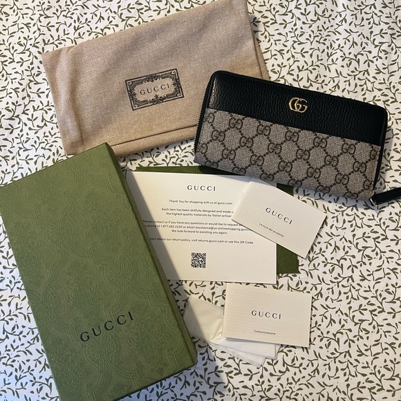 Full size Gucci wallet - Picture 1 of 5